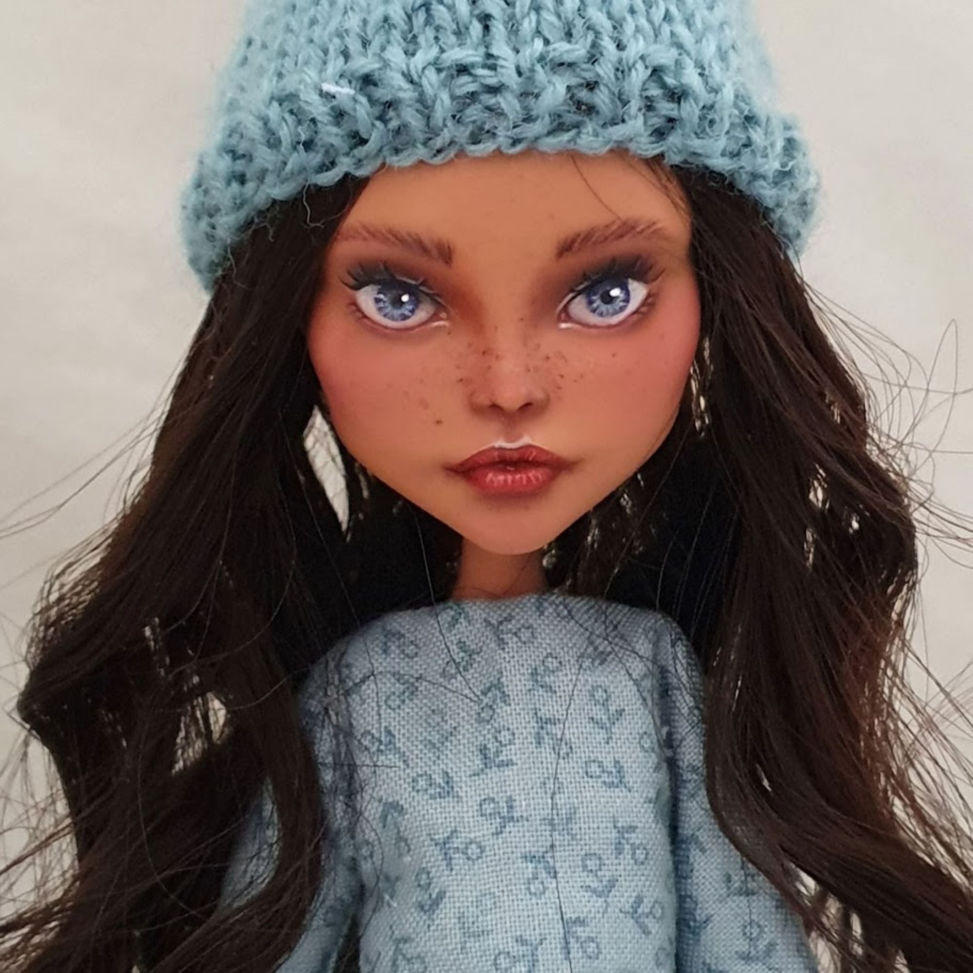 Sisters That Weave Stories- Gisela