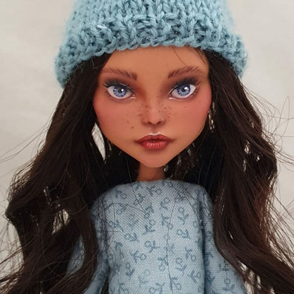 Sisters That Weave Stories- Gisela