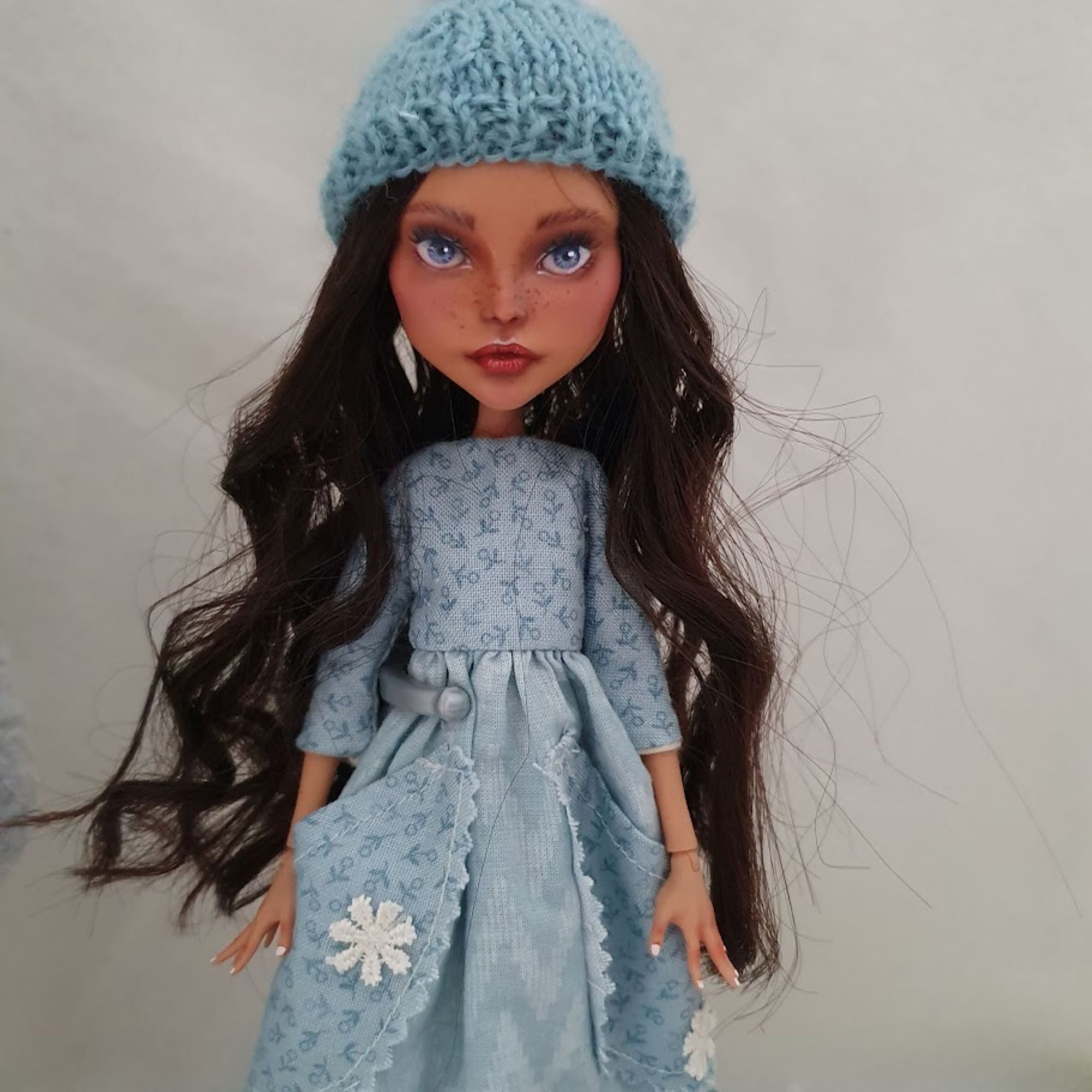 Sisters That Weave Stories- Gisela