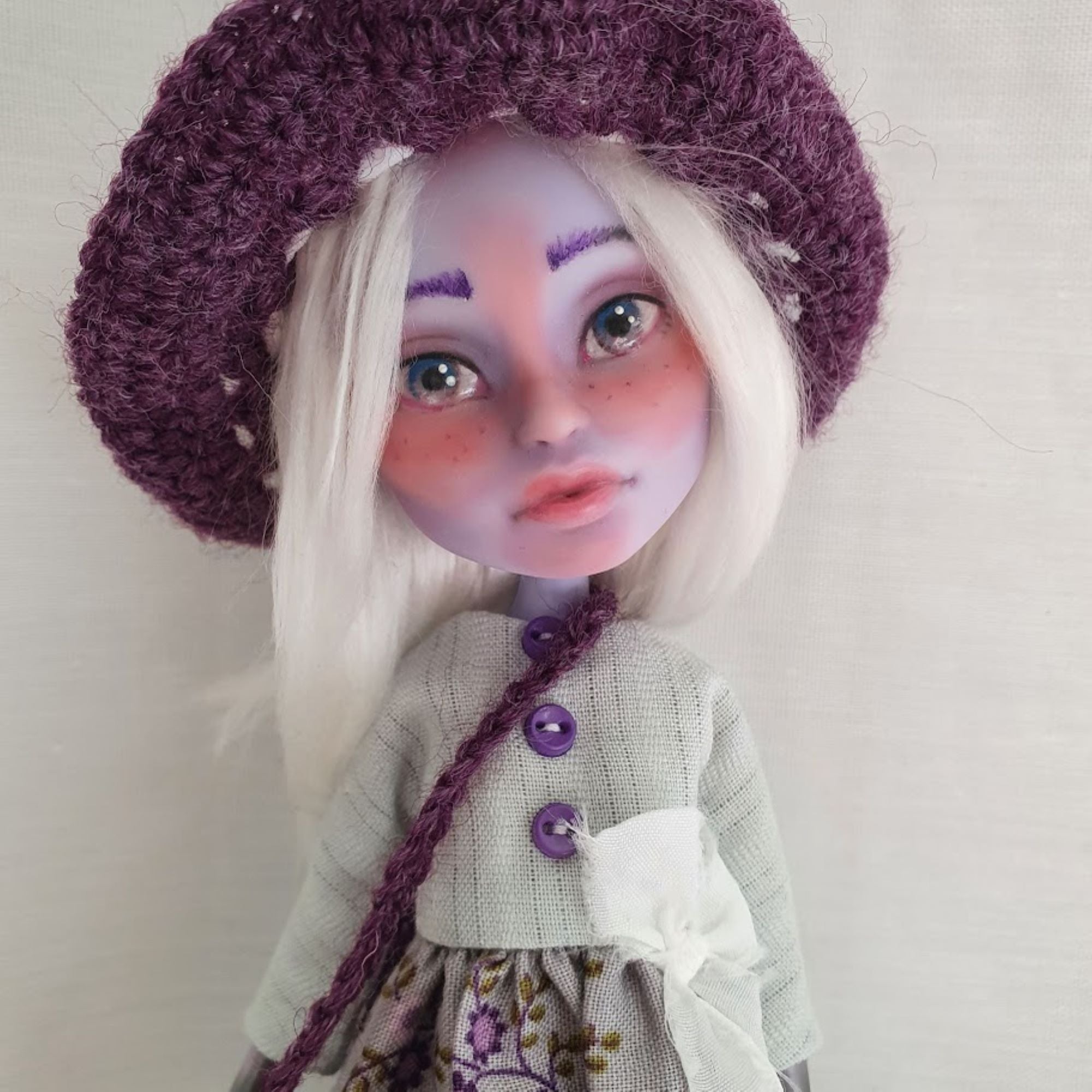 Sisters That Weave Stories- Lara