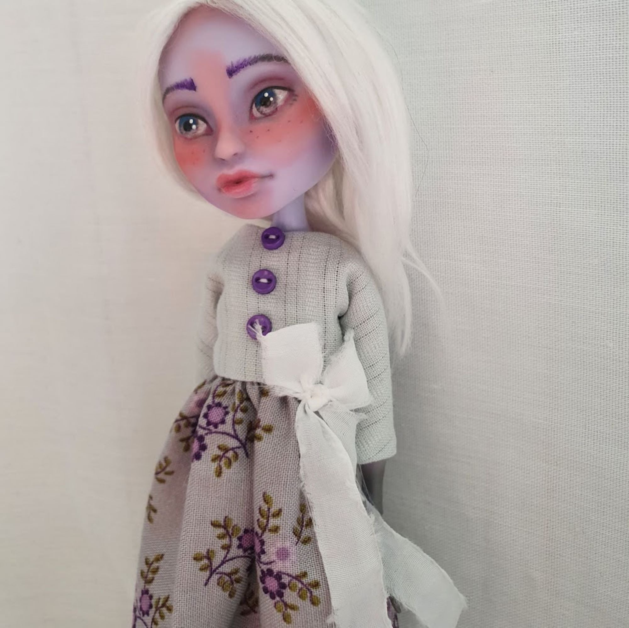 Sisters That Weave Stories- Lara