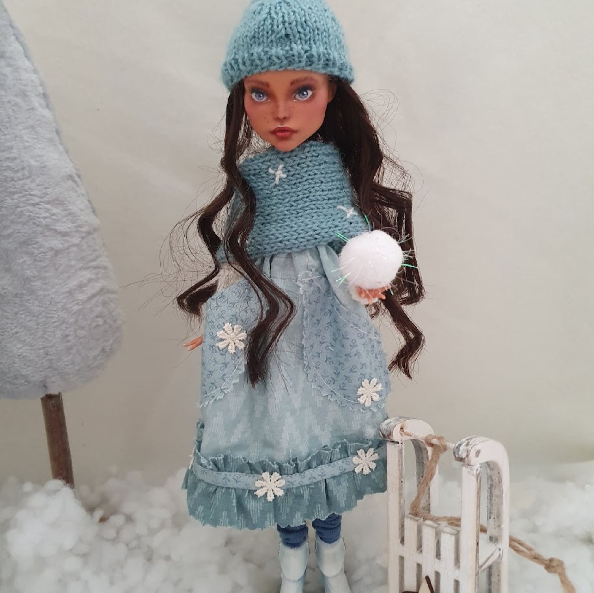 Sisters That Weave Stories- Gisela